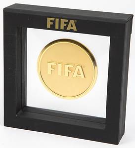 FIFA medal 2015 Ballon d´Or Lion Messi - Official participation badge "FIFA Ballon D'Or 2015. Zuroch, 11 January 2015". Bronze, gold plated, 7 cm. In original case. Was given to participants who took part at the presentation of the World Footballer in Zurich 2015. Lionel Messi was World Footballer in 2015. Was given to FIFA and FA officials. Condition: A - Bild 4