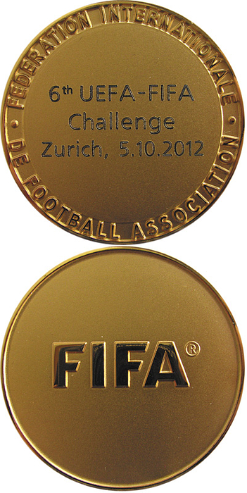 Offizielle Teilnehmermedaille "6th UEFA - FIFA Challenge Zurich, 5.10.2012". Bronze. Vergoldet, 5 cm in original Holzbox.