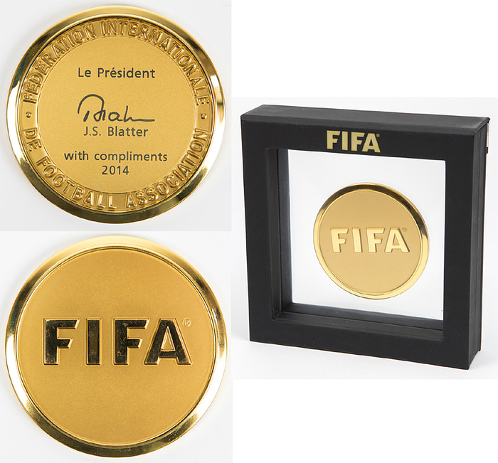 „FIFA Le President J.S. Blatter with compliments 2014“, Tombak vergoldet, 7 cm. Mit original Box.