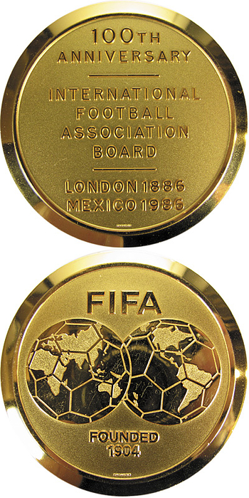 Offizielle FIFA Jubiläumsmedaille "100th Anniversary International Football Association Board 1886 - 1986". Bronze, vergoldet, 7 cm.