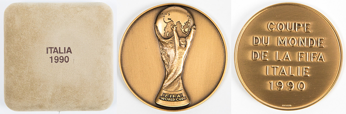 Teilnehmermedaille WM1990  | Teilnehmermedaille „Coupe du monde de la FIFA Italie 1990“ Hersteller: "Huguenin". Bronze, 5 cm. In original Wildlederbox mit dem Aufdruck "Italia 1990".