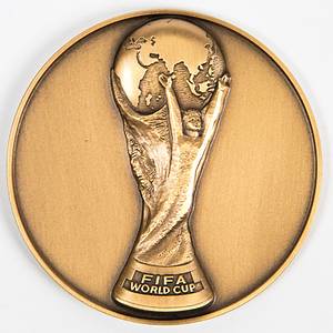 World Cup 1990  FIFA Participation medal - Participation medal „Coupe du monde de la FIFA Italie 1990“, manufacturers "Huguenin". Bronze, 5 cm. This particiaption medal was presented to all player who had been participated for the FIFA World Cup in Italy 1990. Extra fine. --In original suede box with the imprint "Italia 1990". Condition: A - Bild 2