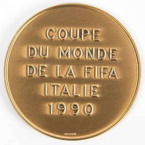 Teilnehmermedaille WM1990  | Teilnehmermedaille „Coupe du monde de la FIFA Italie 1990“ Hersteller: "Huguenin". Bronze, 5 cm. In original Wildlederbox mit dem Aufdruck "Italia 1990". - Bild 3