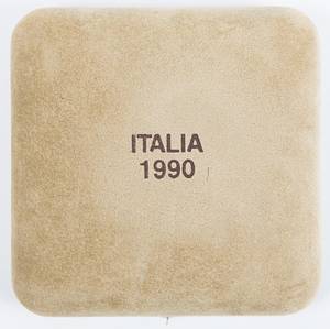 Teilnehmermedaille WM1990  | Teilnehmermedaille „Coupe du monde de la FIFA Italie 1990“ Hersteller: "Huguenin". Bronze, 5 cm. In original Wildlederbox mit dem Aufdruck "Italia 1990". - Bild 4