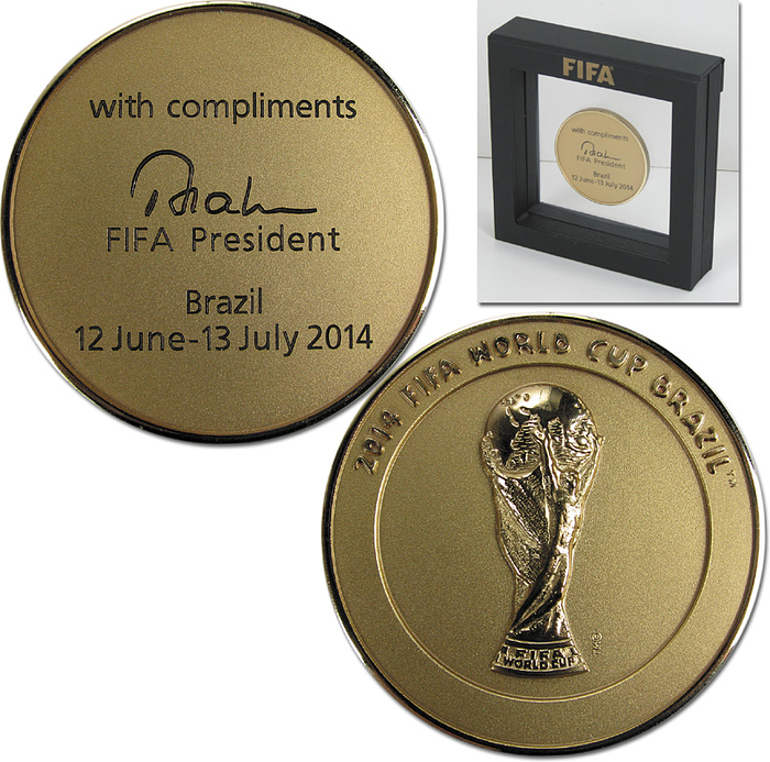World Cup 2014 Medal of Honour FIFA - Large medal of honour "2014 FIFA World Cup Brazil" engraved „with compliments J.S. Blatter FIFA President. Brazil 12 June - 13 July 2014". Gilt stainless steel. In original presentation box (13 x 13 x 3 cm). Blatter was FIFA president from 1998-2016. this medal was presented to senior personalities during the World Cup in Brazil 2014. Rare.. Condition: A