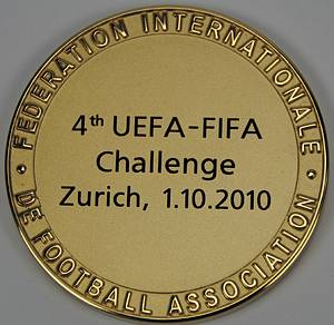 Offizielle Teilnehmermedaille "4th UEFA - FIFA Challenge Zurich, 1.10.2010". Bronze. Vergoldet, 5 cm in original Holzbox. - Bild 4