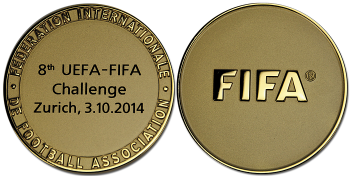 Offizielle Teilnehmermedaille "4th UEFA - FIFA Challenge Zurich, 3.10.2014". Bronze. Vergoldet, 5 cm in original Holzbox.