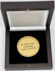 Offizielle Teilnehmermedaille "4th UEFA - FIFA Challenge Zurich, 3.10.2014". Bronze. Vergoldet, 5 cm in original Holzbox. - Bild 2