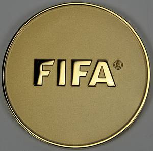 Offizielle Teilnehmermedaille "4th UEFA - FIFA Challenge Zurich, 3.10.2014". Bronze. Vergoldet, 5 cm in original Holzbox. - Bild 4