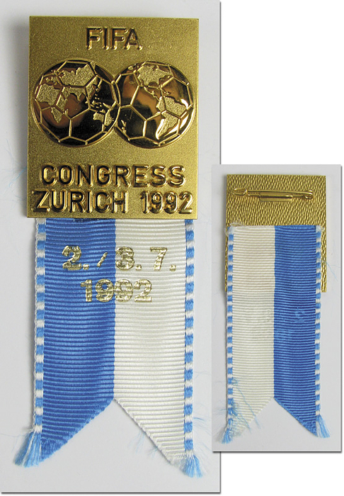 Teilnehmerabzeichen für FIFA-Mitglieder zum FIFA-Congress 1992 in Zürich. Bronze, vergoldet. Blau-weißen Seidenband, 8x3,3 cm.