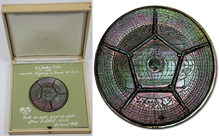 Medaille FIFA 1994  | "90 Jahre FIFA" Bronzemedaille 1994 (H. Zobel) auf das 90jährige Bestehen der FIFA. Exemplar Nr. 8 von 50. Grün eloxiert. Gewicht 106,68 g. In original Holzbox.