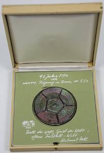 Medaille FIFA 1994  | "90 Jahre FIFA" Bronzemedaille 1994 (H. Zobel) auf das 90jährige Bestehen der FIFA. Exemplar Nr. 8 von 50. Grün eloxiert. Gewicht 106,68 g. In original Holzbox. - Bild 2