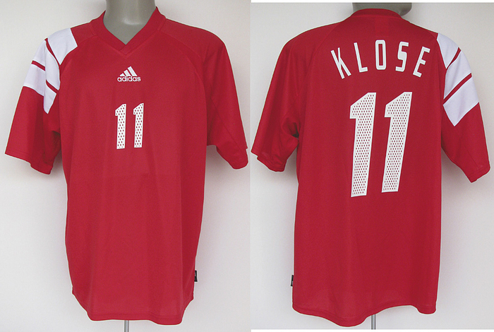 Original match worn DFB Spielertrikot mit der Rückennummer 11. Getragen von Miroslav Klose am 26.05.2002 im letzten Vorbereitungs-Spiel vor der WM 2002 gegen eine U18-Auswahl aus Miyazaki (Japan). DFB - U18-Auswahl Miyazaki 10:0. Klose ist 137-facher Nationalspieler für Deutschland, Fußball-Weltmeister 2014 und aktueller WM-Rekordtorschütze. Sehr seltenes rotes DFB-Trikot. Status:AAC.