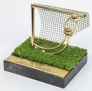Oliver Kahn sculpture Profi of the year 1998 - Honorary Award Professional 1998 from the Association of Contractual Football Players (VdV) for Oliver Kahn. Sculpture made of gold-plated stainless steel (football goalkeeper in a parade in front of a football goal), with artificial turf on a marble base, 18x14x17 cm Weight: 2.2 kg. With mounted engraved brass plaque "Professional 1998 Oliver Kahn elected by the players of the VdV Association of Contract Football Players. This prize was awarded for the first time in 1998! --Members of the VdV are professional footballers in the Bundesliga who voted for the “Professional of the Year” from 1998 to 2003; from 2005 to 2008 this award was called Player of the Year. As of 2008, such honors are only available as "11 of the Year". Oliver Kahn was again voted “Professional of the Year” in 2001.  Around 2010, a well-known collector from Munich acquired this medal from Oliver Kahn's family circle. Condition: A- - Bild 2