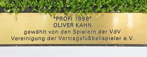 Oliver Kahn sculpture Profi of the year 1998 - Honorary Award Professional 1998 from the Association of Contractual Football Players (VdV) for Oliver Kahn. Sculpture made of gold-plated stainless steel (football goalkeeper in a parade in front of a football goal), with artificial turf on a marble base, 18x14x17 cm Weight: 2.2 kg. With mounted engraved brass plaque "Professional 1998 Oliver Kahn elected by the players of the VdV Association of Contract Football Players. This prize was awarded for the first time in 1998! --Members of the VdV are professional footballers in the Bundesliga who voted for the “Professional of the Year” from 1998 to 2003; from 2005 to 2008 this award was called Player of the Year. As of 2008, such honors are only available as "11 of the Year". Oliver Kahn was again voted “Professional of the Year” in 2001.  Around 2010, a well-known collector from Munich acquired this medal from Oliver Kahn's family circle. Condition: A- - Bild 3
