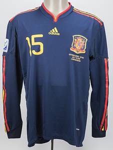 World Cup 2010 match worn football shirt Spain - Original match issued shirt Spain with number 15. Prepared for Sergio Ramos in the World Cup final against the Netherlands on 11 July 2010. Netherlands - Spain 0:1 a.e.t. Ramos was World Champion with Spain in 2010. Status: AAB. Long sleeved shirt; size L; embroidered FA emblem; gummed adidas emblem and match details; gummed number (front and rear);  embroidered inscription "R.F.E.F" on collar; mesh in armpit areas; FIFA World Cup South Africa 2010 patch; adidas formotion climacool. Shirt comes from the collection of a former DFB staff member who got it from a Spanish member of staff during the World Cup 2010. Condition: A - Bild 2