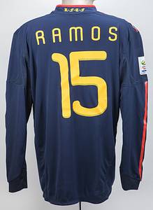 Spanien - Trikot 2010 WM  | Original match issued Spielertrikot von Spanien mit der Rückennummer 15. Vorbereitet für Sergio Ramos am 11.07.2010 im Finale der Fußball Weltmeisterschaft gegen die Niederlande. Niederlande - Spanien 0:1 n.V. Ramos wurde Fußball-Weltmeister 2010. Status:AAB. - Bild 3