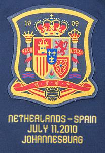 World Cup 2010 match worn football shirt Spain - Original match issued shirt Spain with number 15. Prepared for Sergio Ramos in the World Cup final against the Netherlands on 11 July 2010. Netherlands - Spain 0:1 a.e.t. Ramos was World Champion with Spain in 2010. Status: AAB. Long sleeved shirt; size L; embroidered FA emblem; gummed adidas emblem and match details; gummed number (front and rear);  embroidered inscription "R.F.E.F" on collar; mesh in armpit areas; FIFA World Cup South Africa 2010 patch; adidas formotion climacool. Shirt comes from the collection of a former DFB staff member who got it from a Spanish member of staff during the World Cup 2010. Condition: A - Bild 4