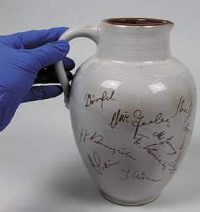 Handgearbeiteter Keramikkrüg „Deutsche Fussball-Nationalmannschaft 1963“ mit den eingebrannten Unterschriften der deutschen Nationalspieler. Höhe: 23 cm. - Bild 4