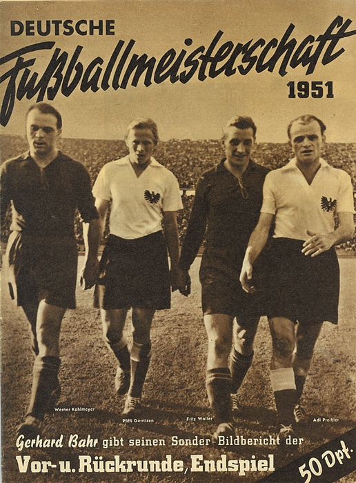 Sorry, no english description is available. ... German football report 1951 by Bahr - 32 Seiten, 23x31 cm, Broschur, ca. 100 S/W-Fotos, Nürnberg 1951. Condition: C+.....Ausführliche Darstellung der Endrunde (Vor- u.Rückrunde) um die Deutsche Meisterschaft mit dem Endspiel 1.FC Kaiserslautern - Preußen Münster. Mit zahlreichen Fotos, darunter allen Mannschaftsfotos. -Eines der gesuchtesten Bahr-Hefte.