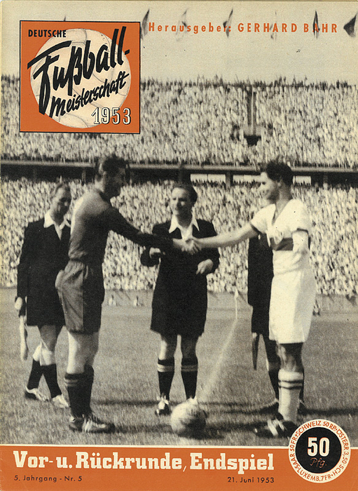 Sorry, no english description is available. ... German Football Report 1953 from Bahr - 32 Seiten, 23x31 cm, Broschur, ca. 100 Fotos, Nürnberg 1953. Condition: C.....Ausführliche Darstellung der Endrunde (Vor- u. Rückrunde) der Deutschen Meisterschaft mit dem Endspiel 1.FC Kaiserslautern - VfB Stuttgart. Mit zahlreichen interessanten Fotos, darunter alle Mannschaftsfotos. —Eines der seltensten Bahr-Hefte.