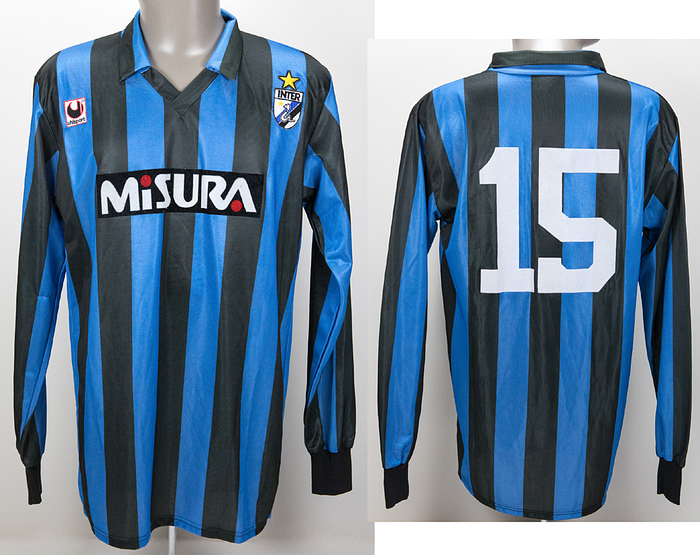 match worn football shirt Inter Milan 1988/1989 - Original match worn player shirt from Inter Milan with number 15. Worn by Dario Morelo on December 7th, 1988 in the round of 16 of the UEFA Cup against Bayern Munich. Inter - Bayern 1:3. Status:AAB --Long sleeve shirt; Size XL; Embroidered club logo, 1 championship star and uhlsport logo; 'Misura' flocked advertising imprint; flocked back number; uhlsport. Comes from the collection of a former Bayern Munich official Condition: A