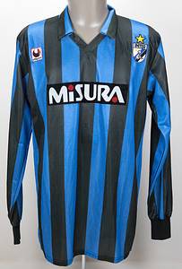 match worn football shirt Inter Milan 1988/1989 - Original match worn player shirt from Inter Milan with number 15. Worn by Dario Morelo on December 7th, 1988 in the round of 16 of the UEFA Cup against Bayern Munich. Inter - Bayern 1:3. Status:AAB --Long sleeve shirt; Size XL; Embroidered club logo, 1 championship star and uhlsport logo; 'Misura' flocked advertising imprint; flocked back number; uhlsport. Comes from the collection of a former Bayern Munich official Condition: A - Bild 2