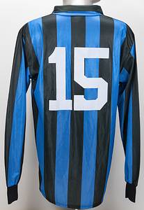 match worn football shirt Inter Milan 1988/1989 - Original match worn player shirt from Inter Milan with number 15. Worn by Dario Morelo on December 7th, 1988 in the round of 16 of the UEFA Cup against Bayern Munich. Inter - Bayern 1:3. Status:AAB --Long sleeve shirt; Size XL; Embroidered club logo, 1 championship star and uhlsport logo; 'Misura' flocked advertising imprint; flocked back number; uhlsport. Comes from the collection of a former Bayern Munich official Condition: A - Bild 3