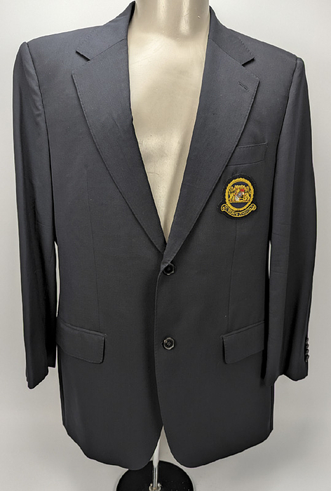 Original jacket FC Bayern Munich app. 2000 - Original jacket from FC Bayern Munich. Long-sleeved jacket; FC Bayern logo on the breast pocket. Hugo Boss. The jacket comes from a former Bayern Munich employee. Condition: A