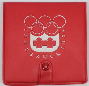 Teilnehmer-Medaille Olympische Winterspiele Innsbruck 1964. Bronze, 6,1 cm. In rotem Kunststoff-Originaletui mit Olympischen Symbolen. - Bild 2