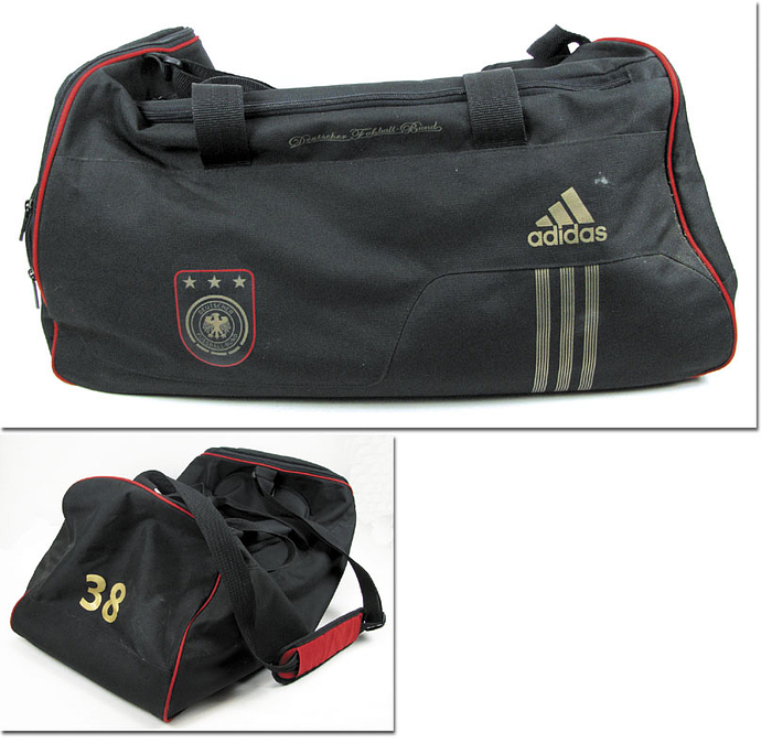 World cup 2010 Adidas Tasche  | Original Sporttasche von der deutschen Nationalmannschaft von der Fußball-Weltmeisterschaft Südafrika 2010 mit der golden aufgedruckten Nummer "38" auf den Seiten der Tasche. Adidas mit dem DFB Logo und Design des DFB für den World Cup 2010.  50x34x30 cm.