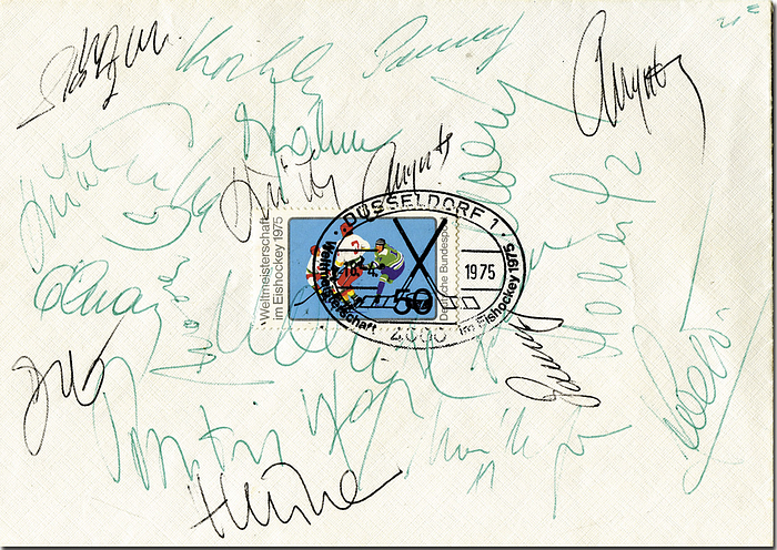 CSSR 1975 - Vize - Weltmeister  | Briefumschlag mit Sonderstempel und Sondernmarke von der Eishockey Weltmeisterschaft 1975 in Deutschland mit ca. 20 original Signaturen des Vize - Weltmeisters CSSR, 16x12 cm.