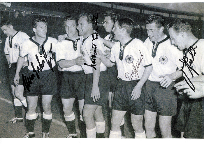 Nationalmannschaft 1958  | s/w-Fotokopie von Mannschaftsbild der deutschen Nationalmannschaft WM 1958 mit 4 Originalsignaturen. Signiert von Hans Schäfer (1927-2017), Helmut Rahn (1929-2003), Fritz Walter (1920-2002) und Uwe Seeler. 29,7x21,6 cm.