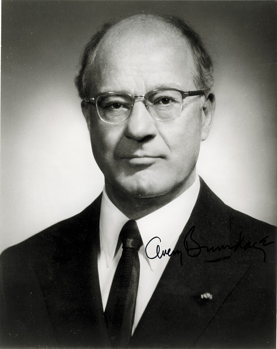 Brundage,Avery  | (1887-1975) Originalsignatur vom ehemaligen IOC-Präsidenten während der Olympischen Spiele 1952-1972 Avery Brundage auf einem S/W-Porträtfoto, 24x19 cm.