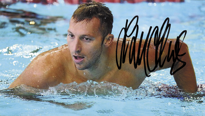 Autograph Olympia Gold 2000+2004 swimming. - Beautiful colour photo  (18x10 cm)  with Ian Thorpe's original signature. Thorpe was five times swimming gold medallist  in 2000 and 2004, eleven times swimming world champion and 1998-2003 and 13 times world record holder. Condition: A
