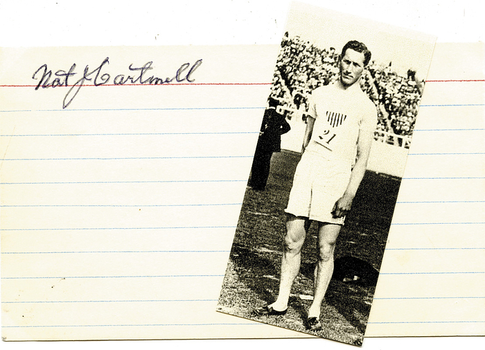 Cartmell, Nathaniel  | (1883-1967) Karteikarte mit Originalsignatur von "Nat" Nathaniel Cartmell (USA). Goldmedaille bei den Olympischen Spiele 1908 in der Olympischen Staffel, Bronze über 200m. 2x Silbermedaille bei der Olympiade 1904 über 100 m und 200m der USA. 12,5x7,5 cm.