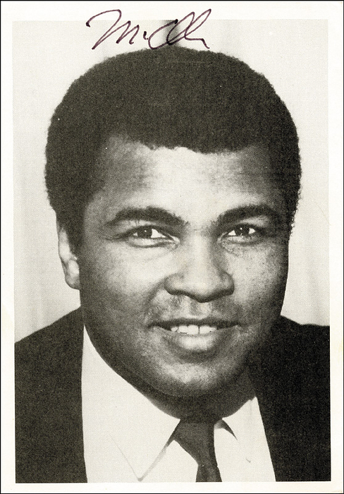 (1942-2016) Deutsche S/W-Autogrammkarte mit Originalsignatur von Muhammad Ali (USA). Amerikanischen Boxlegende, Schwergewichtsweltmeister und Olympiasieger 1960 im Boxen USA. 14,5x10,5 cm. Autogramm wurde am 16.9.1984 in Solingen anläßlich des Fußballspieles Union Solingen v RW Oberhausen, dass Muhammed Ali anläßliche seines Deutschlandaufenthaltes besuchte!.