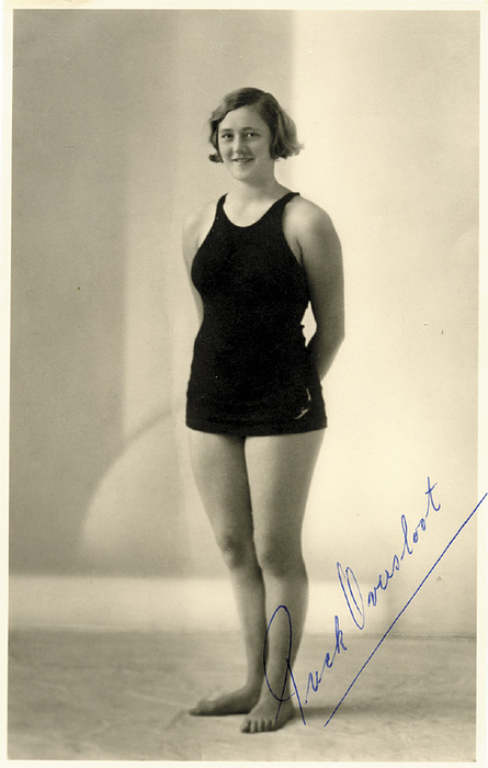 Oversloot, Maria „Puck“  | (1914-2009) S/W-Foto mit original Signatur von Maria  „Puck“ Oversloot (NED). Silbermedaille bei den Olympischen Spielen 1932 im Schwimmen mit der 4x100 m Staffel der Niederlande. Europameisterin 1934 über 100 m Rücken, 13x8,5 cm.