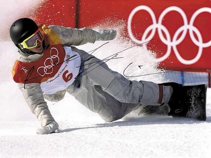 Gerard, Redmond  | Farbfoto mit original Signatur von Redmond Gerard (USA). Goldmedaille bei den Olympischen Spielen 2018 Snowboard Slopstyle, 20,5x15,5 cm.