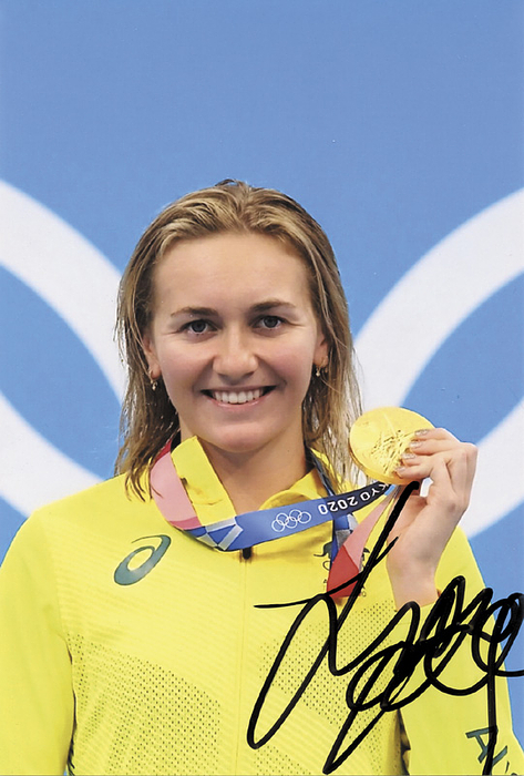 Titmus, Ariarne  | Farbfoto mit original Signatur von Ariarne Titmus (AUS). 8fache Medaillengewinnerin (4x Gold, 3x Silber, 1x Bronze) bei den Olympischen Spielen 2020 und 2024 im Schwimmen (Freistil + Staffel). 6fache Weltmeisterin, 15x10 cm.