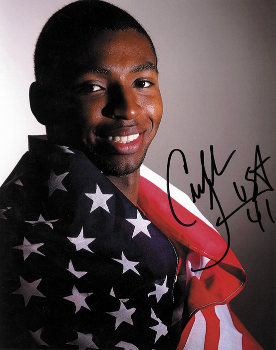 Großes Farbfoto mit original Signatur von Cullen Jones (USA). Goldmedaille bei den Olympischen Spielen 2008 und 2x Silber 2012 im Schwimmen (Freistil + Staffel), 25,3x20,3 cm.