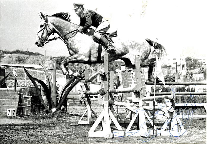 (1919-2013) S/W-Foto mit original Signatur von Alberto Valdés (MEX). Goldmedaille bei den Olympischen Spielen 1948 im Springreiten mit der Mannschaft von Mexiko, 16,5x11 cm.