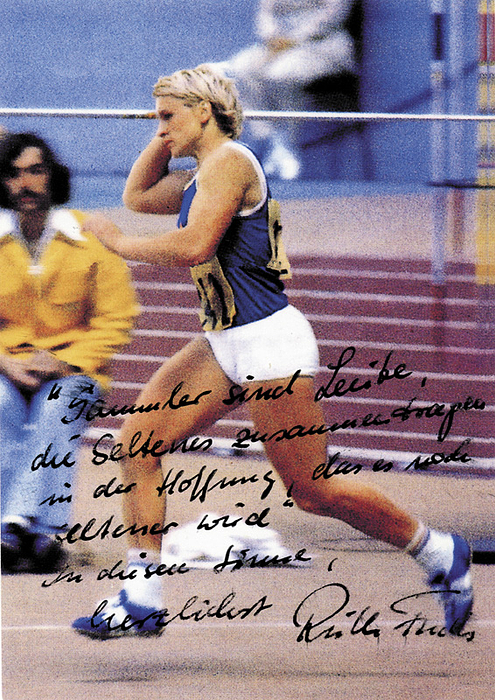 Fuchs, Ruth  | (1946-2023) Autogrammkarte mit sehr schöner 5-zeiliger handschritlicher Widmung und original Signatur von Ruth Fuchs (GDR). 2fache Goldmedaillegewinnerin im Speerwerfen bei den Olympischen Spielen 1972 + 1976, 15x10,5 cm.