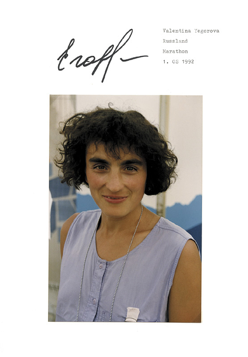 Jegorowa, Walentina  | DIN-A4 Karton mit original Signatur von Walentina Jegorowa RUS). Goldmedaille bei den Olympischen Spielen 1992 und Silber 1996 jeweils im Marathon. Mit aufmontiertem Farbfoto,30x21 cm.