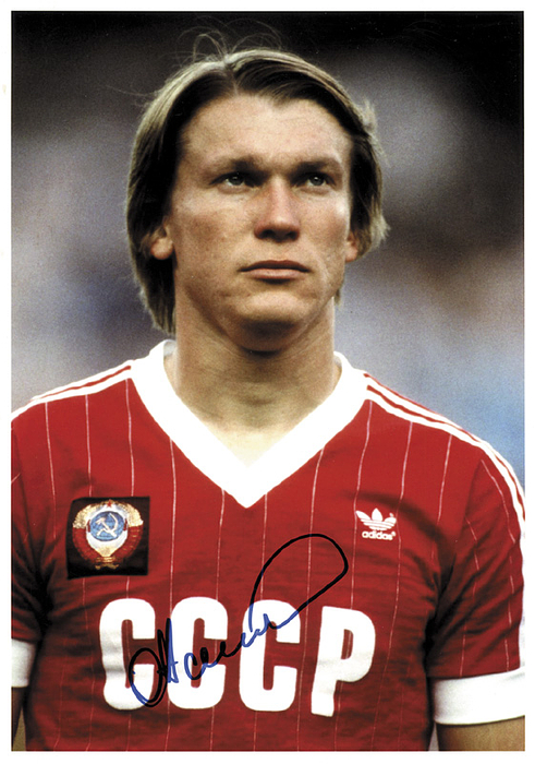 Blochin, Oleg  | Originalsignatur auf Grossformat-Reprofoto vom bekannten russischen Fussball-Nationalspieler Oleg Blochin. Fussball-Legende und zweifacher Silbermedaillen-Gewinner Olympia 1972/1976 der UdSSR. 107 LS für das russische Nationalteam. Dynamo Kiew, 30x21 cm.