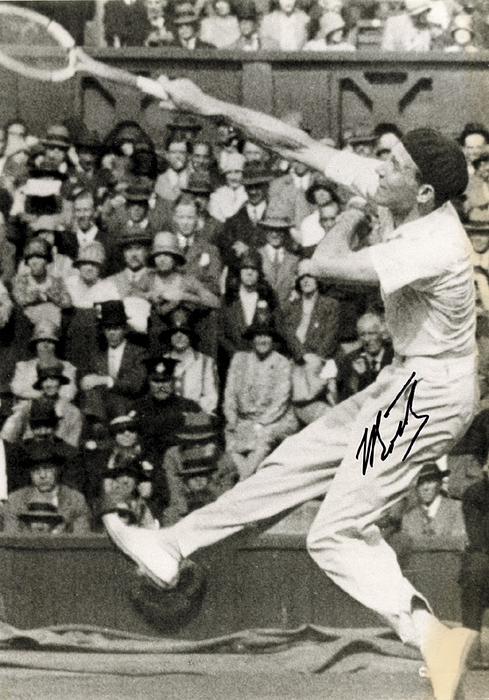 Lacoste, Rene  | (1905-1996) Originalsignatur auf S/W-Reprofoto (15x10cm) von Rene Lacoste. Tennis-Legende und Olympiadritter 1924 aus Frankreich. 23,5x17 cm.