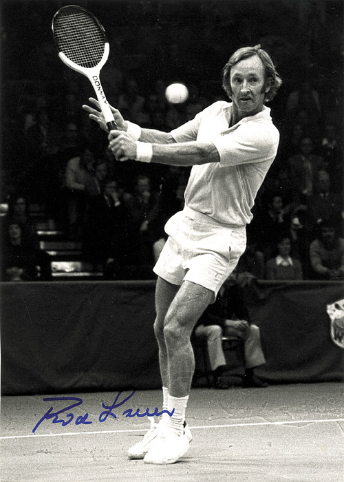 Laver, Rod  | S/W-Pressefoto (HorstMüller) mit Originalsignatur vom Weltklassespieler und ehemaliger Nr. 1 der Welt Rod Laver (Australien). 21x15 cm.