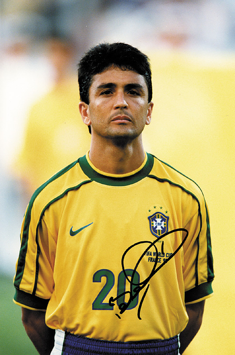 Autograph Football Bebeto - Large colour photo of Bebeto with original signature. Bebeto was World Champion with Brazil in 1994. He played in the Intercontinental Cup Final against Borussia Dortmund in 1997. 26.6x17.8 cm. Condition: A