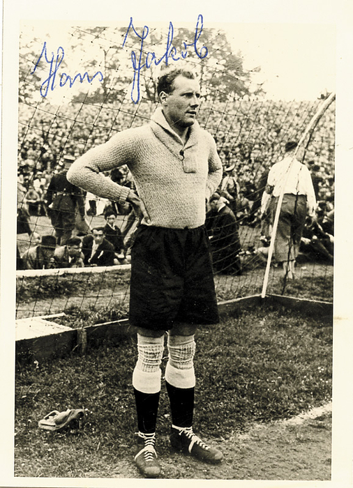 Jakob, Hans  | (1908-1994) s/w-Foto mit Originalsignatur von Hans Jakob. (38 A-LS für Deutschland von 1930-39; Jahn Regensburg, Bayern München). 10,5x7,5 cm.