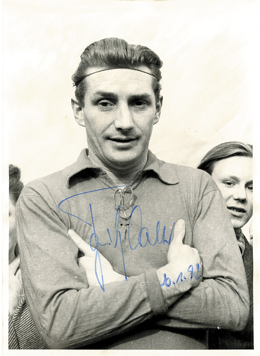 (1920-2002) s/w-Pressefoto (Schmidtpeter) mit Originalsignatur von Fritz Walter (61 A-LS, Ehrenspielführer der deutschen Fußball-Nationalmannschaft und Weltmeister 1954, 1.FC Kaiserslautern) signiert am 20.01.1992, 18x13 cm.